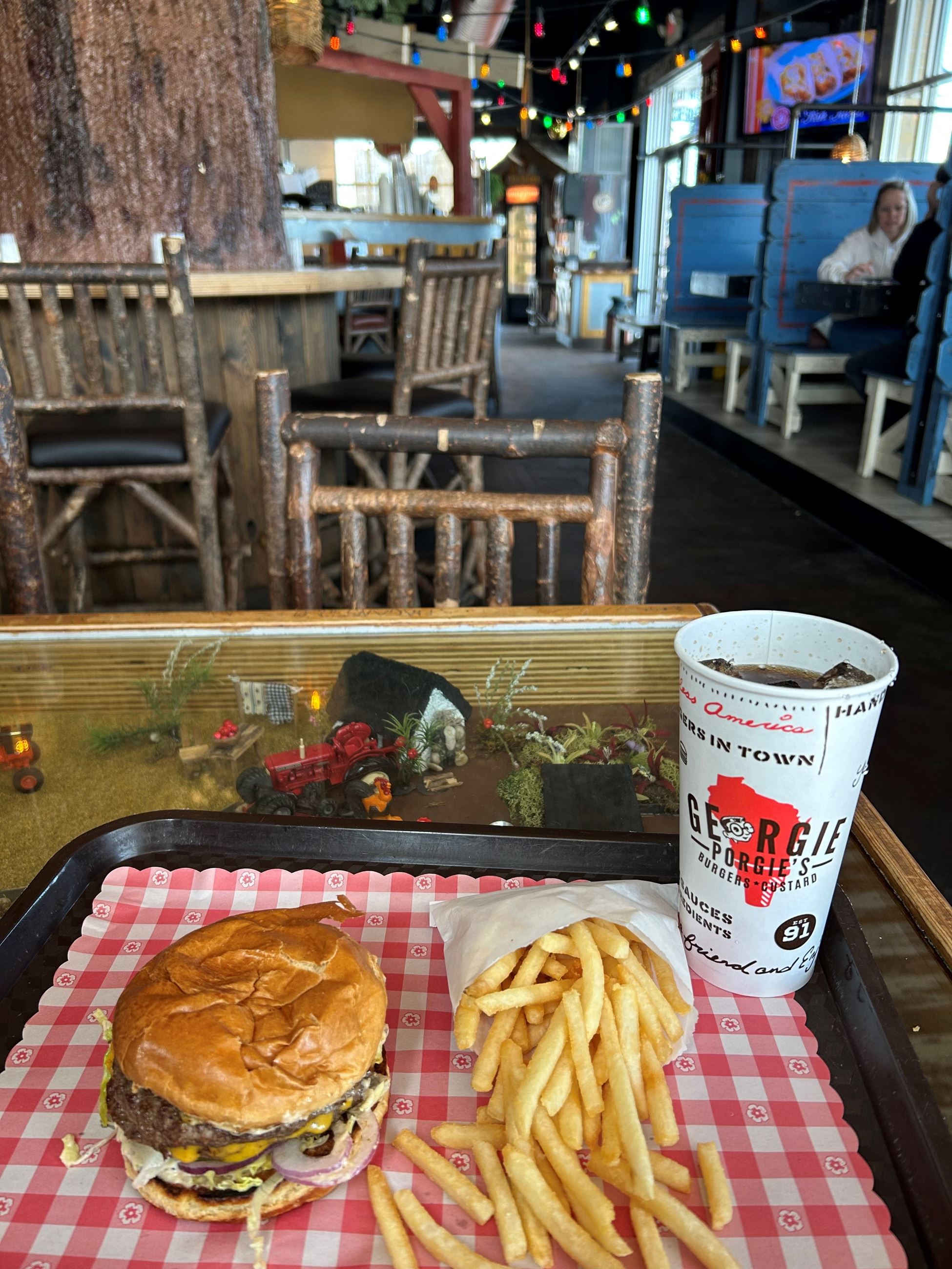 Georgie Porgie’s Treefort Restaurant cheeseburger and fries picture